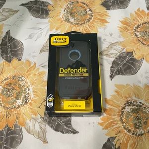 iPhone 5/5s/SE OTTERBOX CASE WITH CLIP